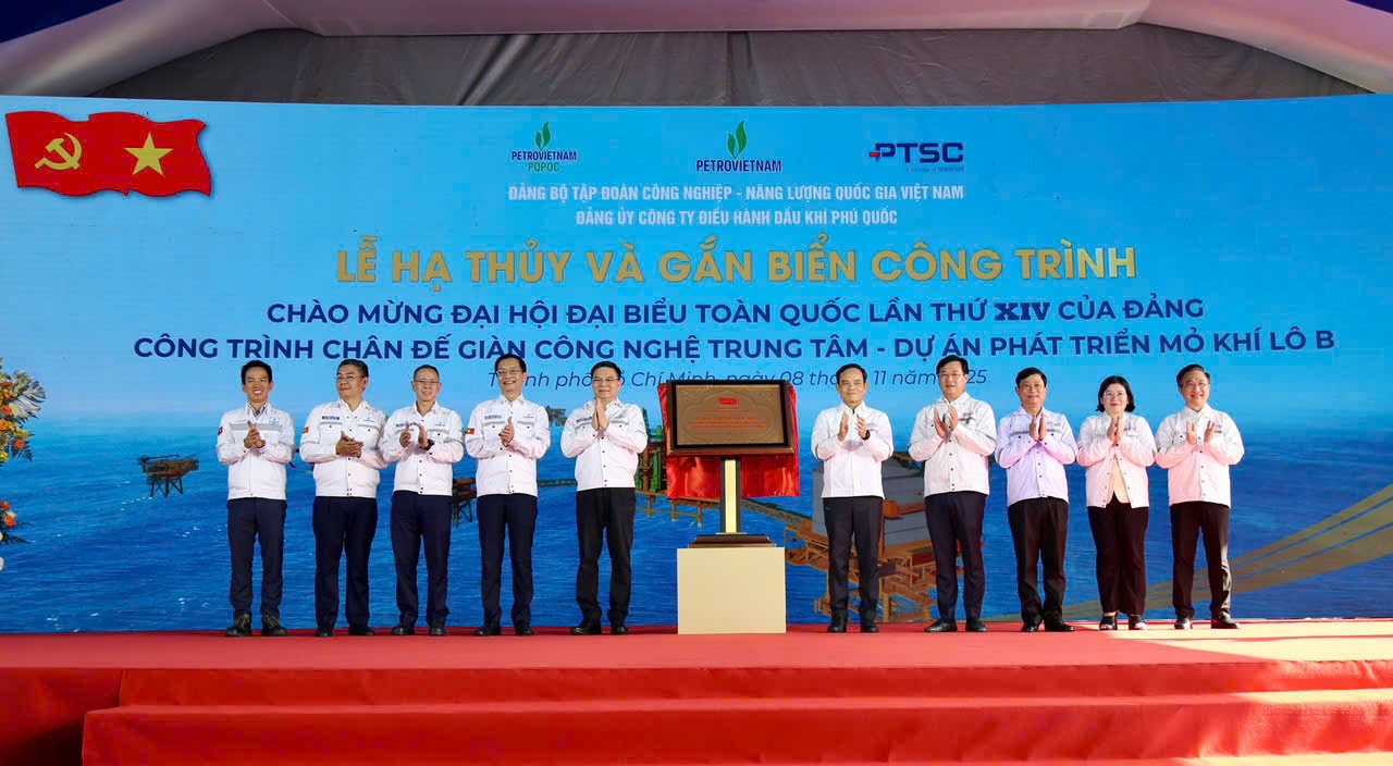 Gắn biển công trình chân đế giàn CPP Lô B chào mừng Đại hội Đảng toàn quốc lần thứ XIV