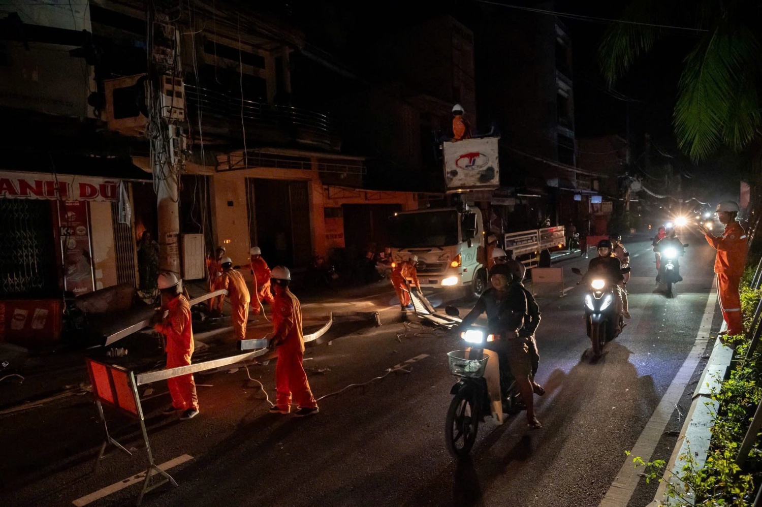 EVN khẩn trương khôi phục cấp điện sau bão số 13, hoàn thành trước 10/11