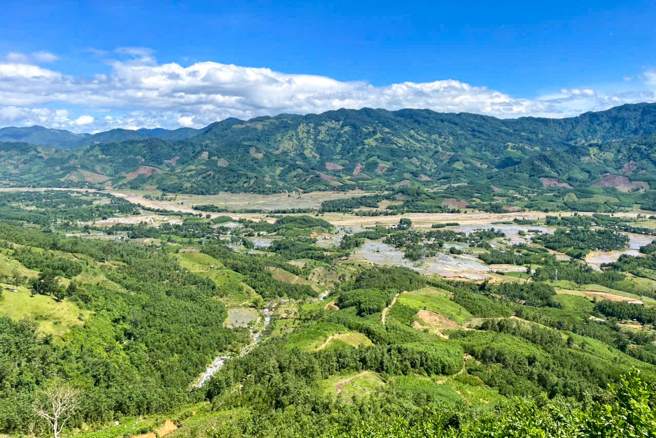 Phía dưới chân núi Wang Với có hàng trăm nhân khẩu đang sinh sống.