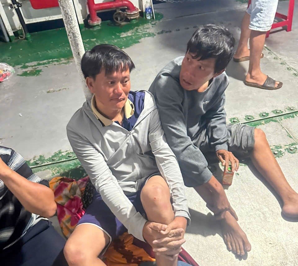 Quảng Ngãi: Tìm thấy 3 người bị sóng cuốn trôi ở Lý Sơn Quảng Ngãi: Tìm thấy 3 người bị sóng cuốn trôi ở Lý Sơn