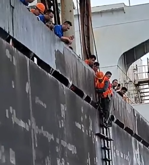 Quảng Ngãi: Tìm thấy 3 người bị sóng cuốn trôi ở Lý Sơn Quảng Ngãi: Tìm thấy 3 người bị sóng cuốn trôi ở Lý Sơn