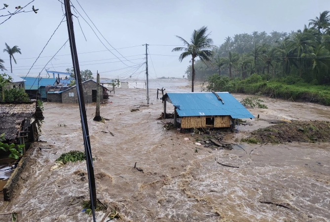 Nước lũ do bão Fung Wong dâng cao ở Pandan, tỉnh Catanduanes, Philippines ngày 9/11. Ảnh: AFP Nước lũ do bão Fung Wong dâng cao ở Pandan, tỉnh Catanduanes, Philippines ngày 9/11. Ảnh: AFP