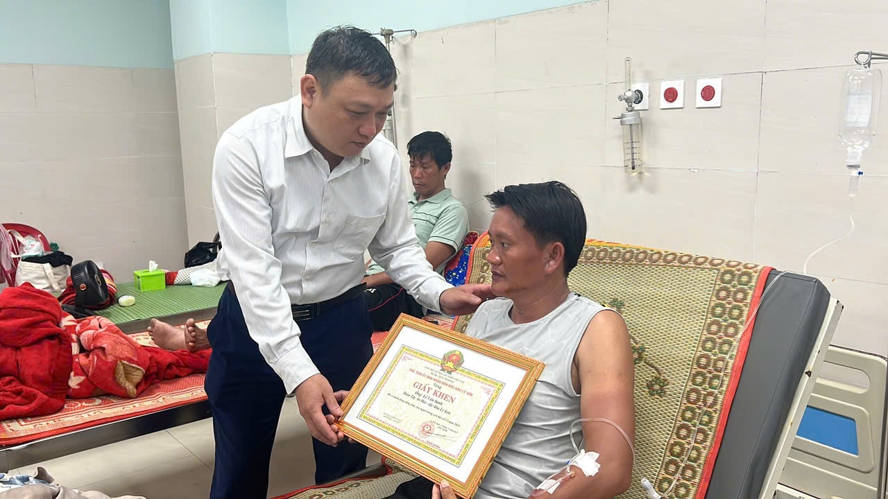 Khen thưởng hai “người hùng” dũng cảm cứu người giữa gió bão ở Lý Sơn Khen thưởng hai “người hùng” dũng cảm cứu người giữa gió bão ở Lý Sơn