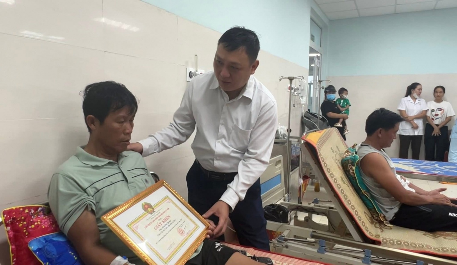 Khen thưởng hai “người hùng” dũng cảm cứu người giữa gió bão ở Lý Sơn Khen thưởng hai “người hùng” dũng cảm cứu người giữa gió bão ở Lý Sơn