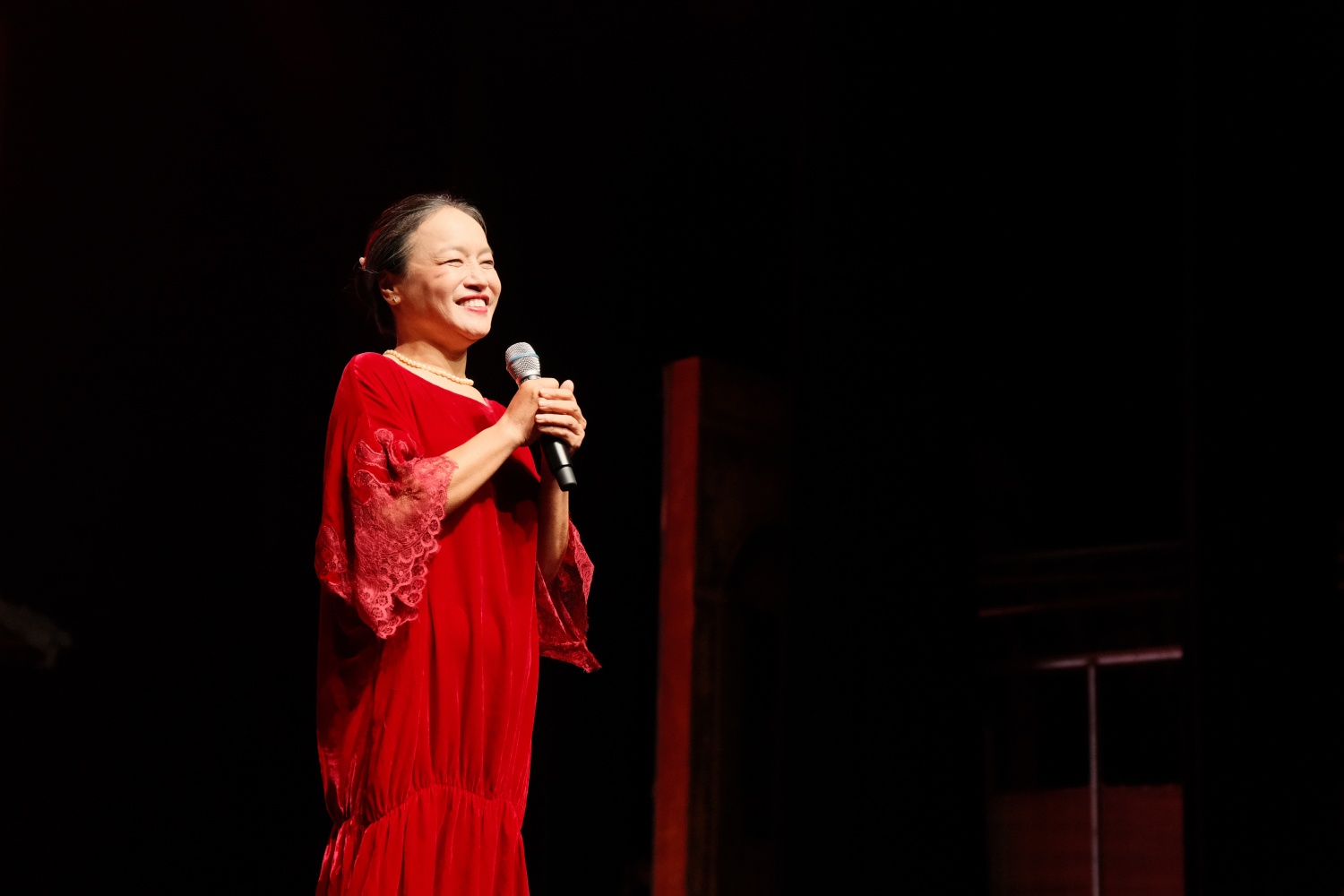 Diễn viên Tú Oanh chia sẻ cảm nghĩ tại đêm diễn Diễn viên Tú Oanh chia sẻ cảm nghĩ tại đêm diễn