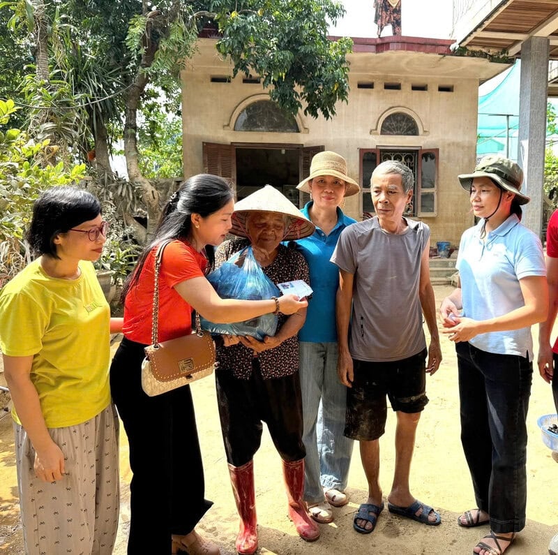 Những phần quà được gửi đến người dân một cách kịp thời và giản dị.