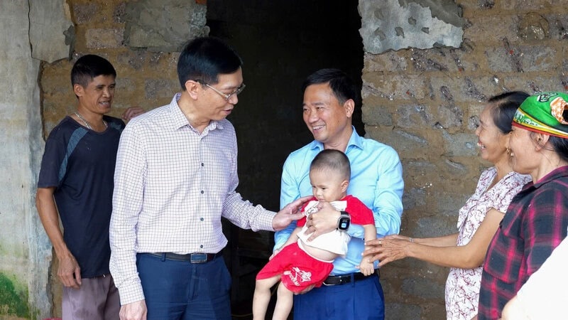 Đoàn hỗ trợ của Petrovietnam thăm hỏi, động viên người dân bị ảnh hưởng do mưa lũ.