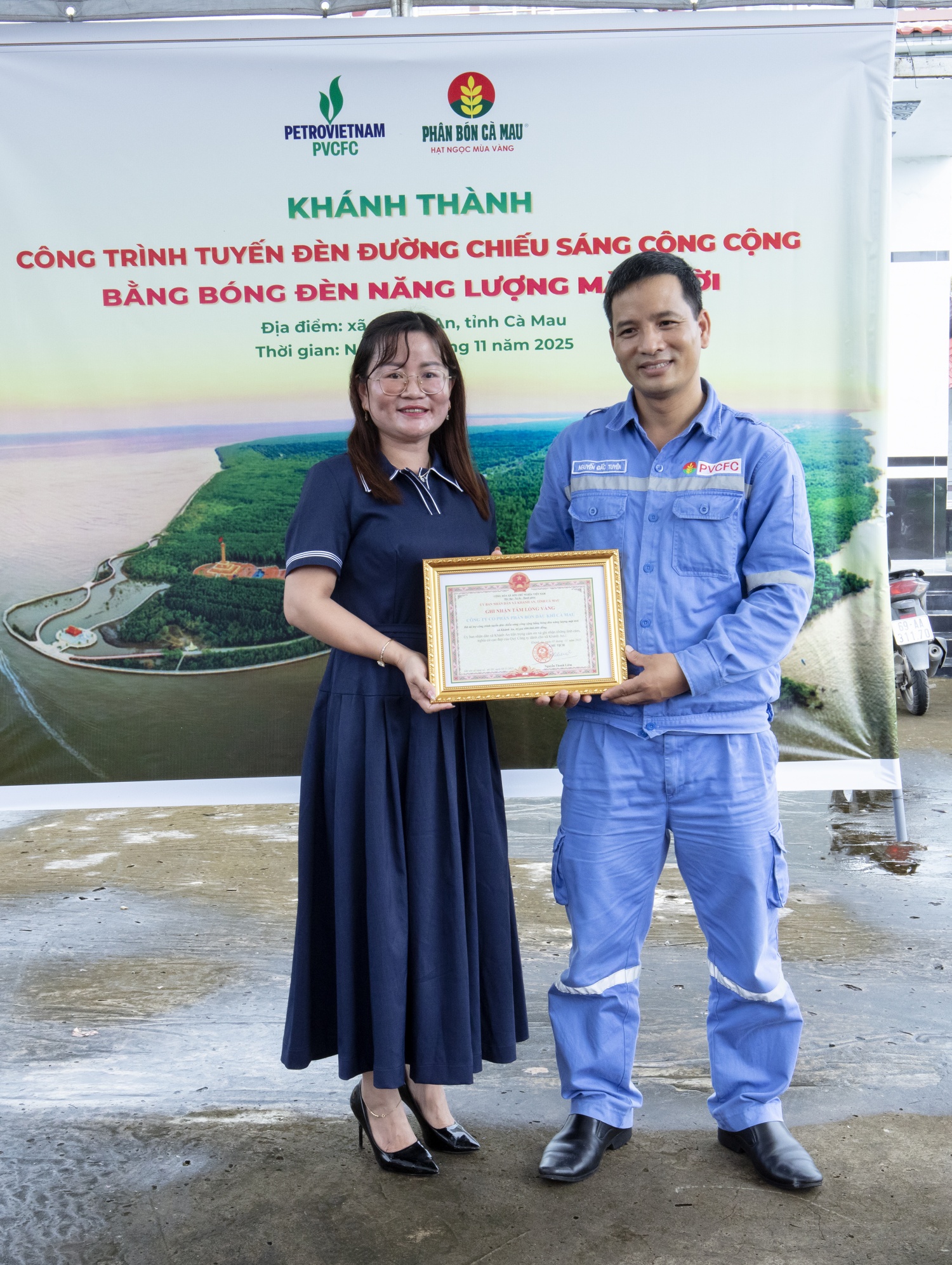 PVCFC tài trợ chiếu sáng nông thôn bằng năng lượng, giảm rủi ro điện vùng sông nước