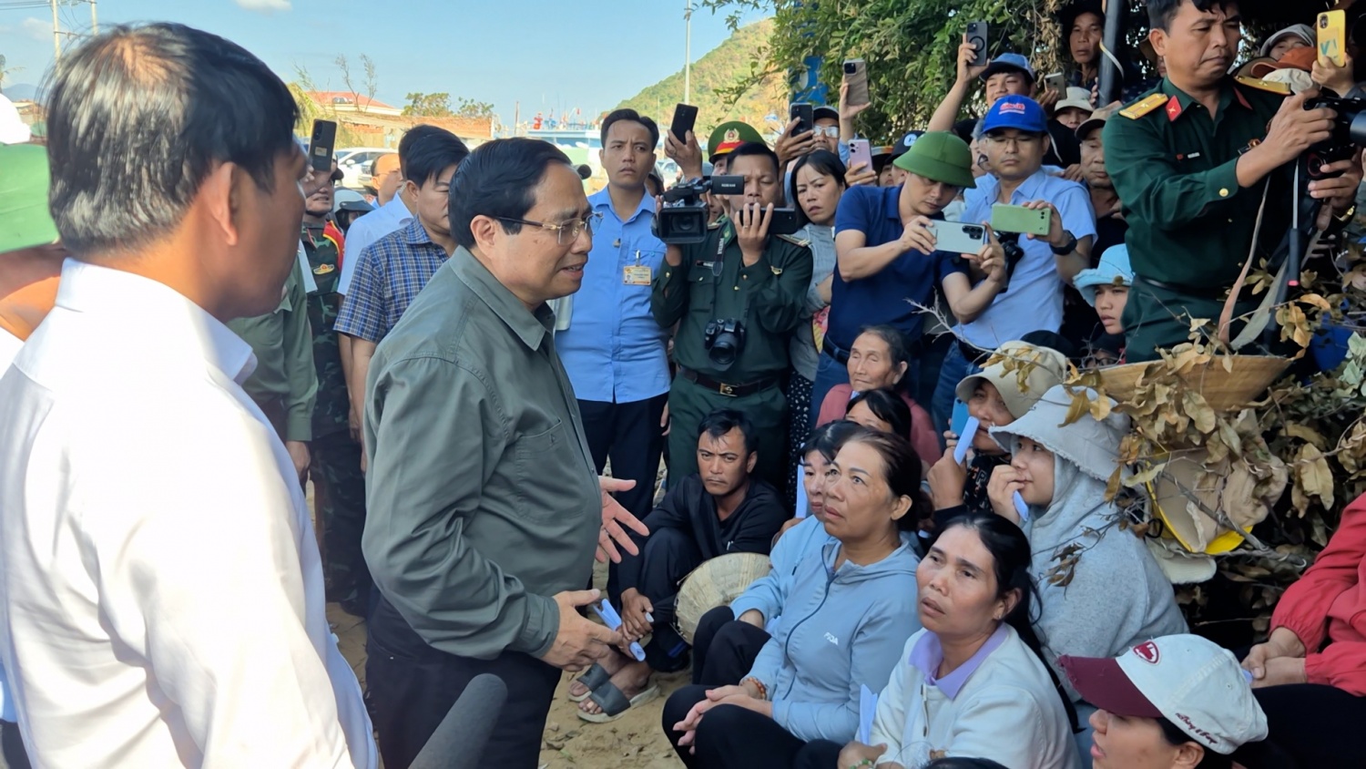 Thủ tướng Phạm Minh Chính thăm, động viên người dân và doanh nghiệp bị ảnh hưởng bởi bão số 13