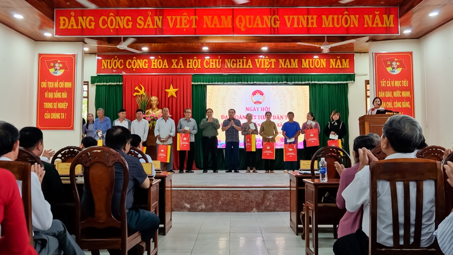 Thủ tướng Phạm Minh Chính thăm, động viên người dân và doanh nghiệp bị ảnh hưởng bởi bão số 13