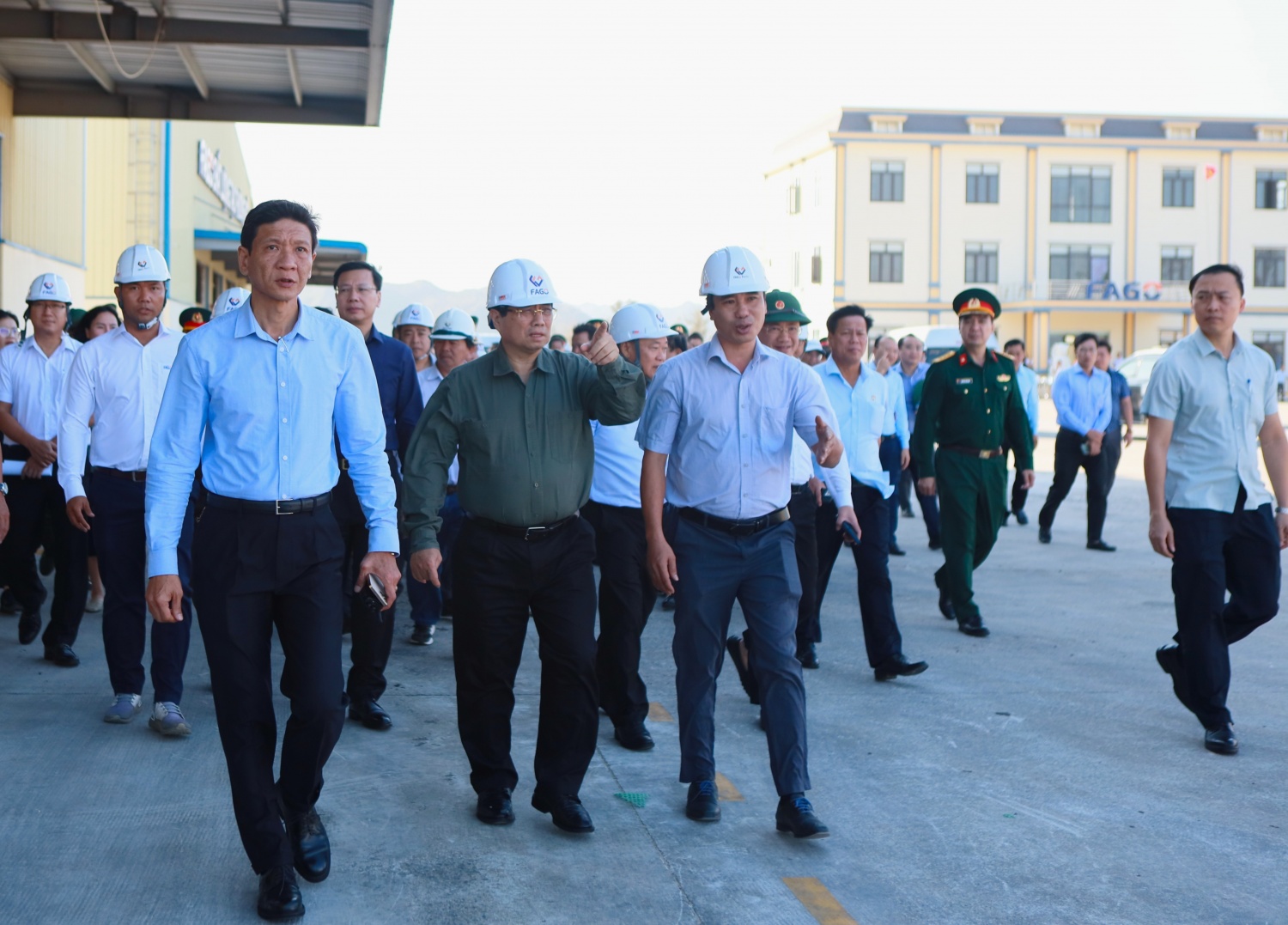 Thủ tướng Phạm Minh Chính thăm, động viên người dân và doanh nghiệp bị ảnh hưởng bởi bão số 13