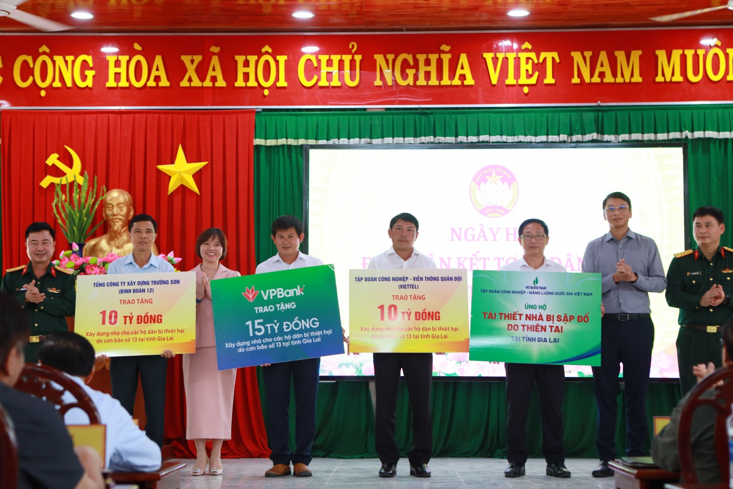 Đại diện Petrovietnam trao tặng biển tượng trưng hỗ trợ tái thiết nhà bị sập đổ do thiên tai tại tỉnh Gia Lai.