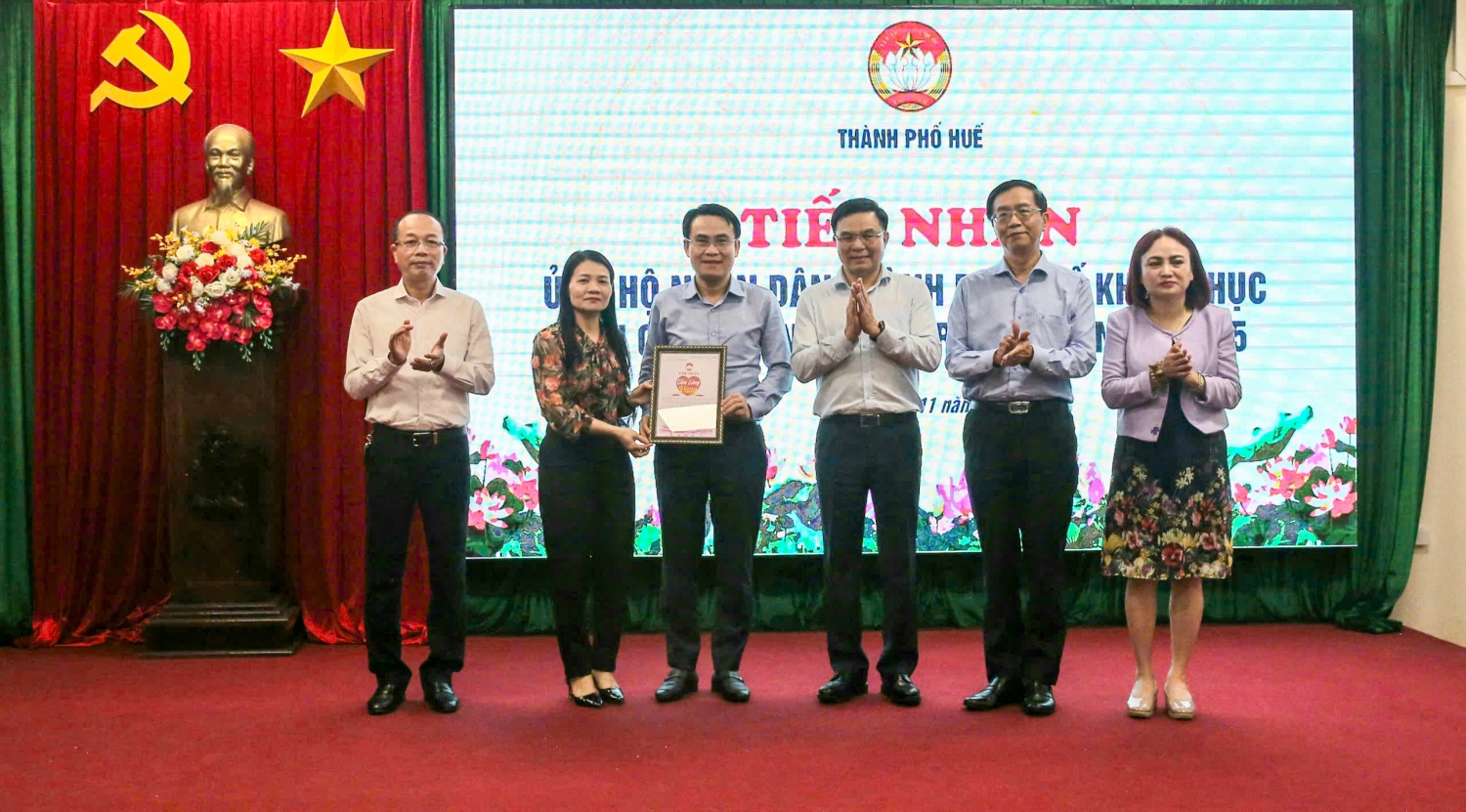 Trao tặng 5 tỷ đồng, Petrovietnam đồng hành cùng đồng bào Huế vượt qua khó khăn sau thiên tai