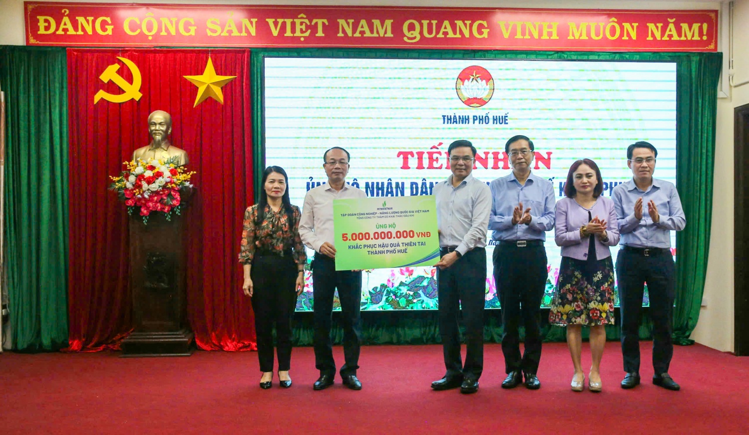 Trao tặng 5 tỷ đồng, Petrovietnam đồng hành cùng đồng bào Huế vượt qua khó khăn sau thiên tai