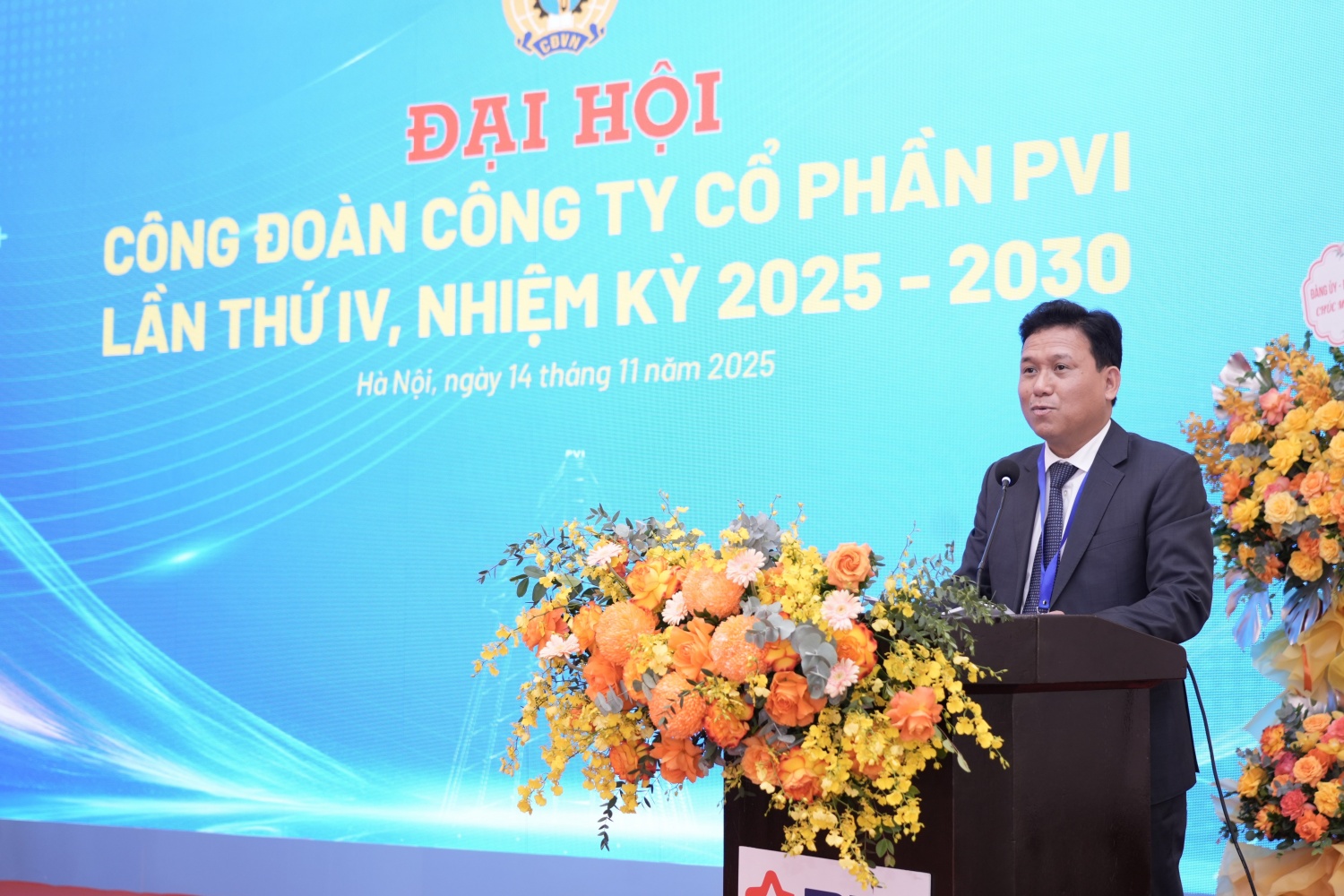 Đồng chí Đặng Tiến Dũng, Phó Bí thư Đảng ủy, Chủ tịch Công đoàn PVI trình bày báo cáo tại Đại hội.