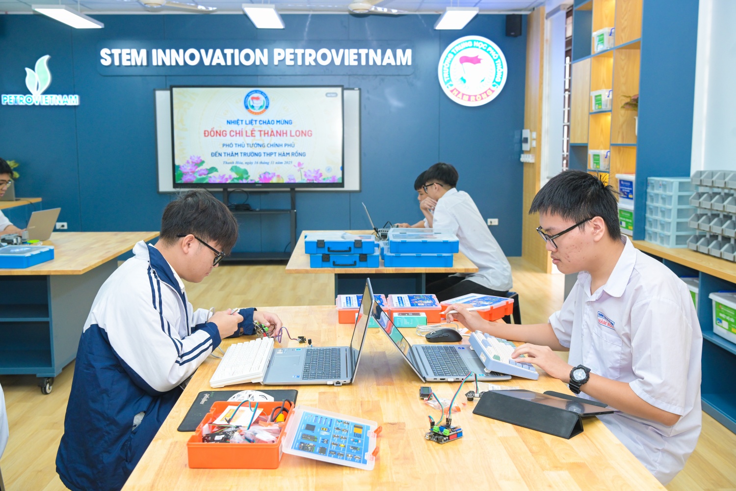 [Chùm ảnh] Petrovietnam khánh thành hai phòng thực hành STEM tại Thanh Hóa