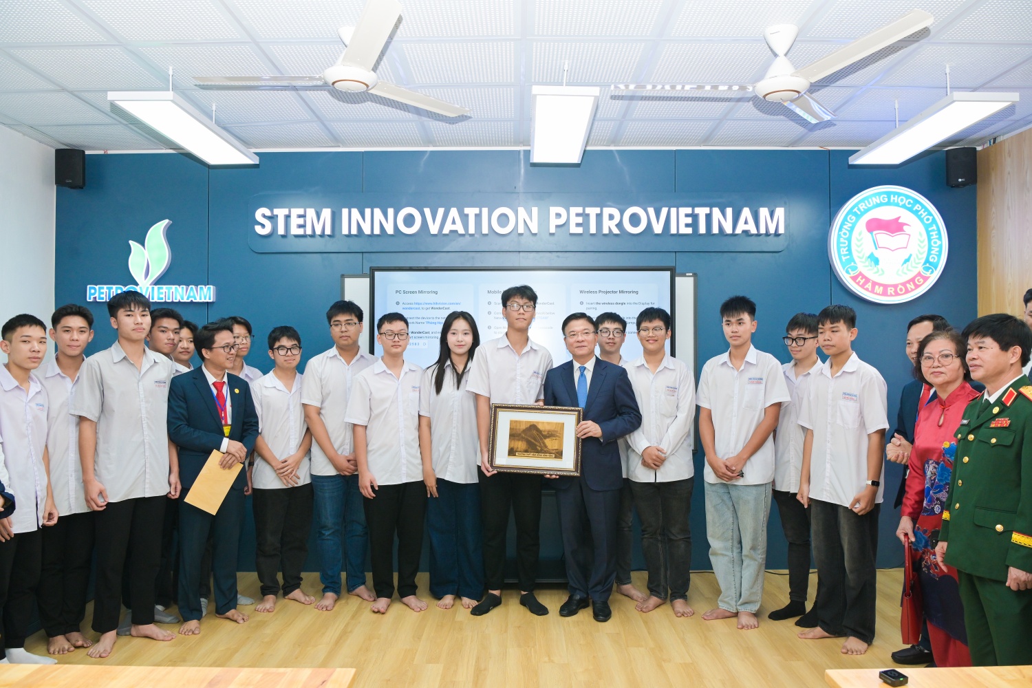 [Chùm ảnh] Petrovietnam khánh thành hai phòng thực hành STEM tại Thanh Hóa