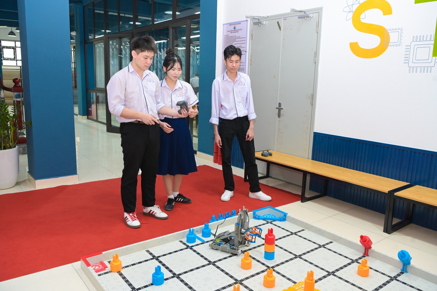 [Chùm ảnh] Petrovietnam khánh thành hai phòng thực hành STEM tại Thanh Hóa