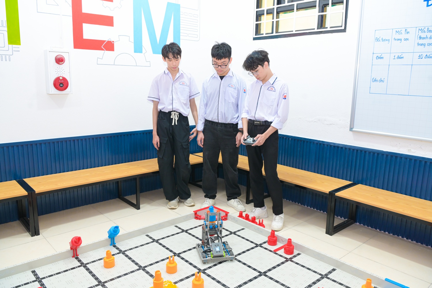 [Chùm ảnh] Petrovietnam khánh thành hai phòng thực hành STEM tại Thanh Hóa