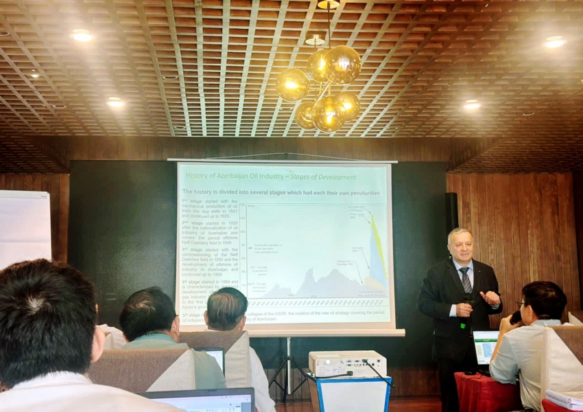 Chương trình đào tạo về Phương pháp tiên tiến và thực tiễn trong khai thác dầu khí và công nghệ mỏ do các chuyên gia Azerbaijan giảng dạy Chuyên gia Azerbaijan dẫn dắt khóa đào tạo về kỹ thuật mỏ và khai thác dầu khí tiên tiến
