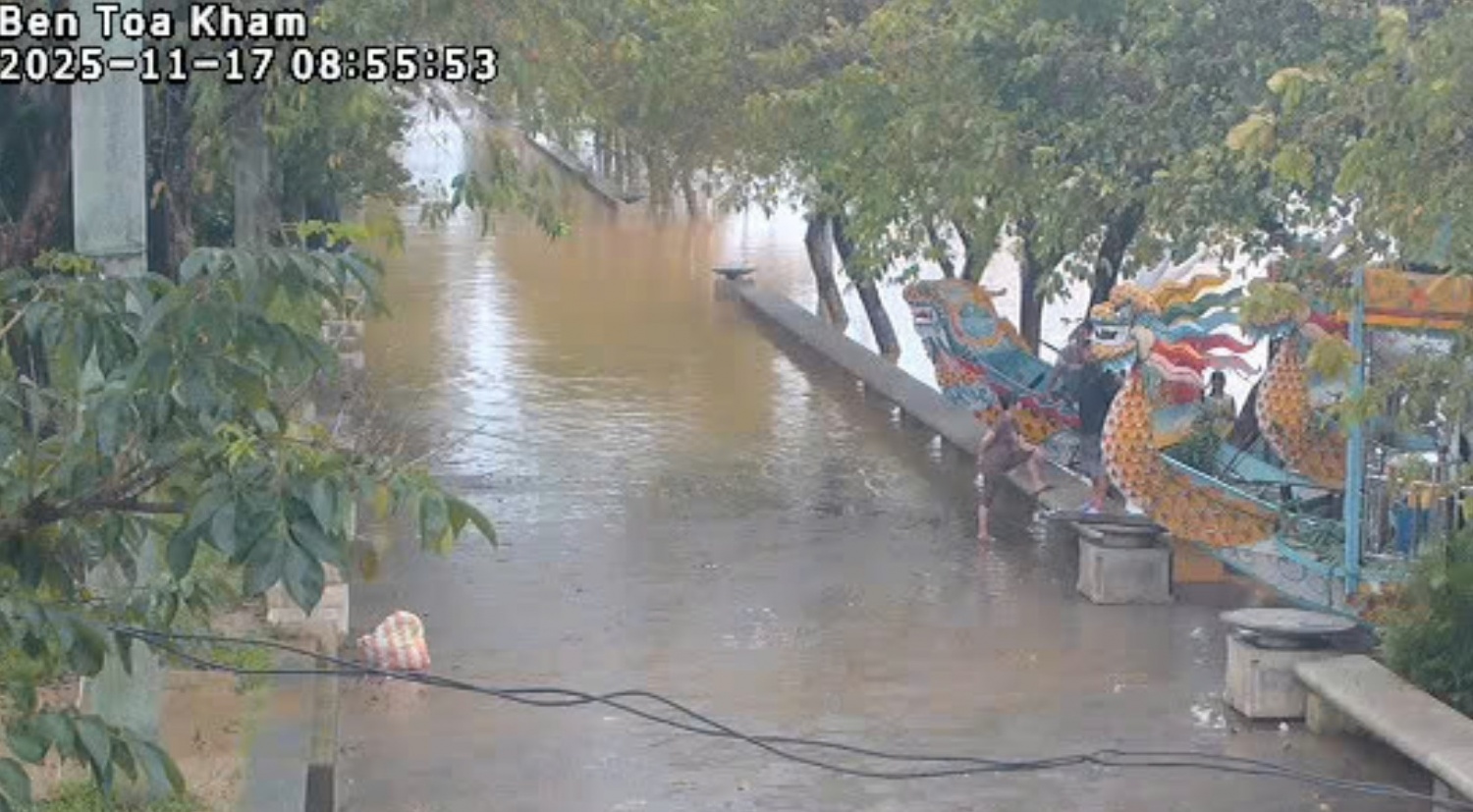 Mưa lớn kéo dài, Huế lại ngập trong biển nước