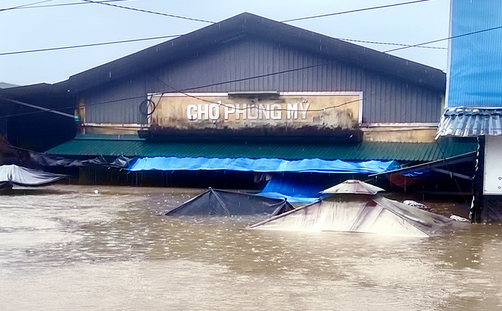 Mưa lớn kéo dài, Huế lại ngập trong 