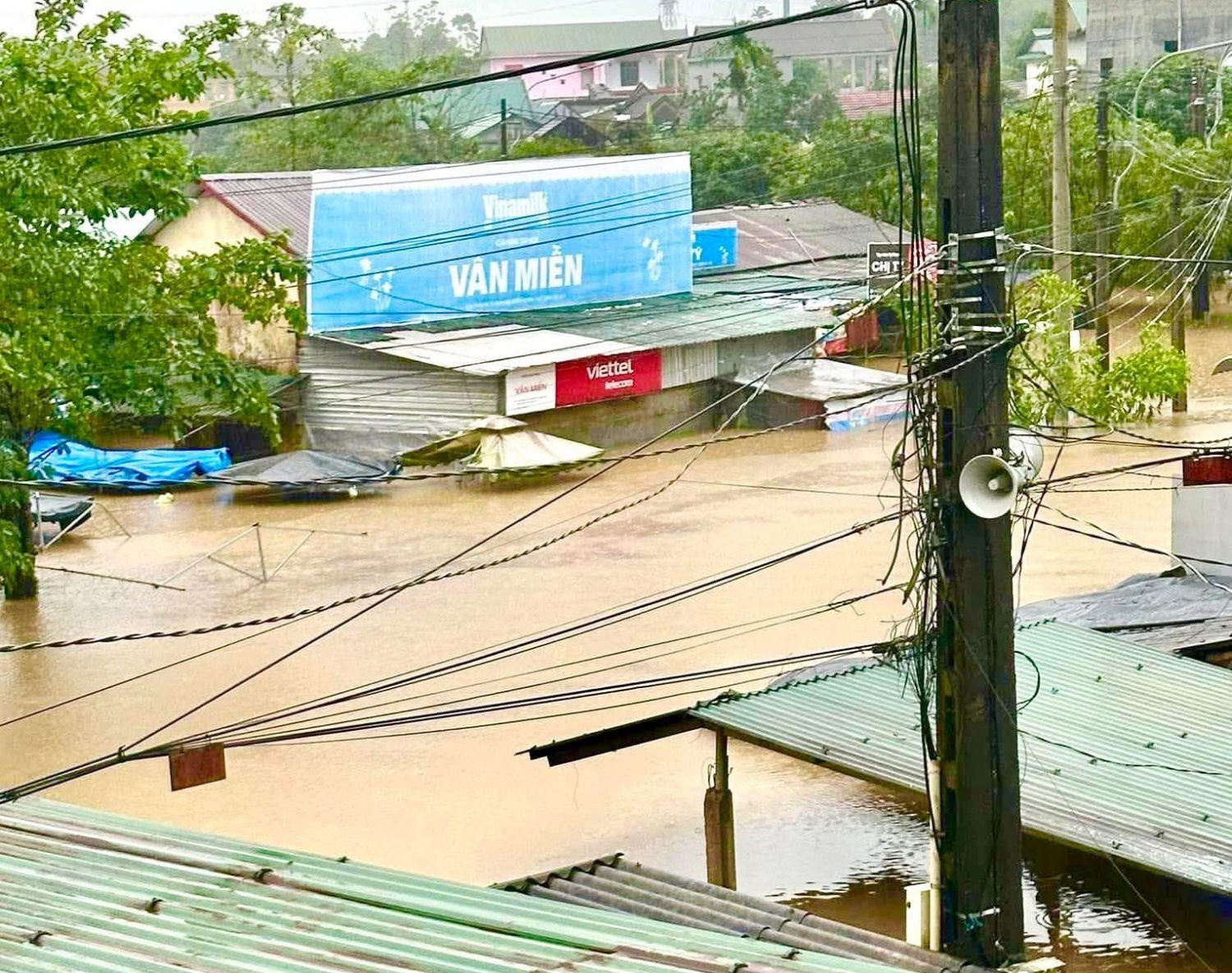 Mưa lớn kéo dài, Huế lại ngập trong biển nước