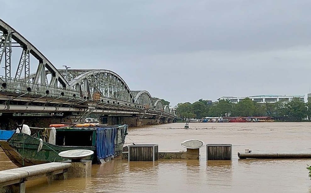 Mưa lớn kéo dài, Huế lại ngập trong biển nước
