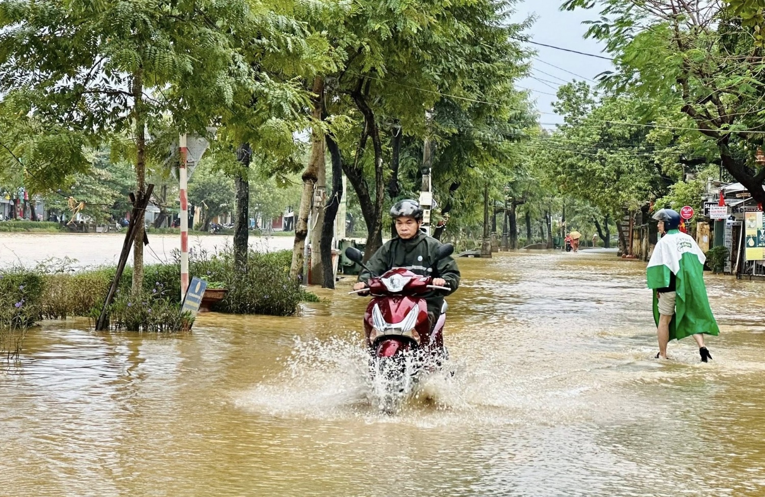Mưa lớn kéo dài, Huế lại ngập trong biển nước