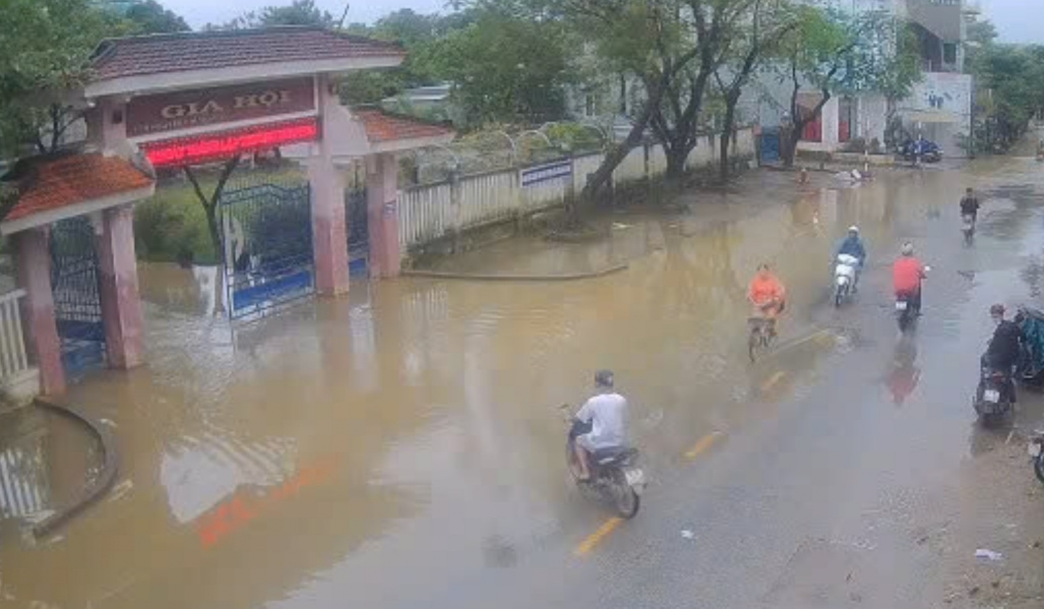 Mưa lớn kéo dài, Huế lại ngập trong biển nước