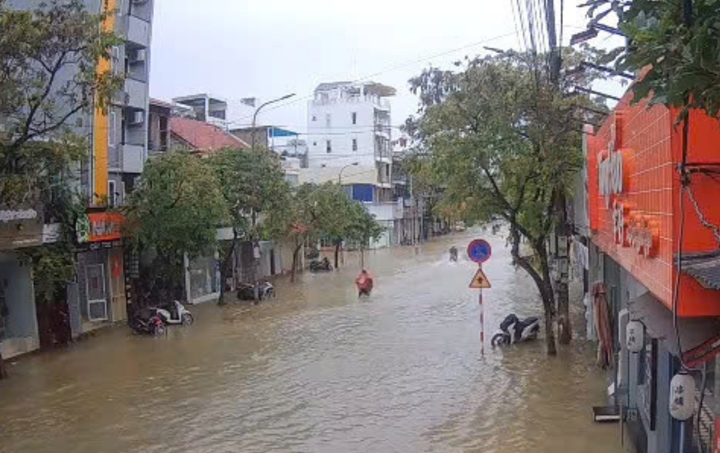 Mưa lớn kéo dài, Huế lại ngập trong biển nước
