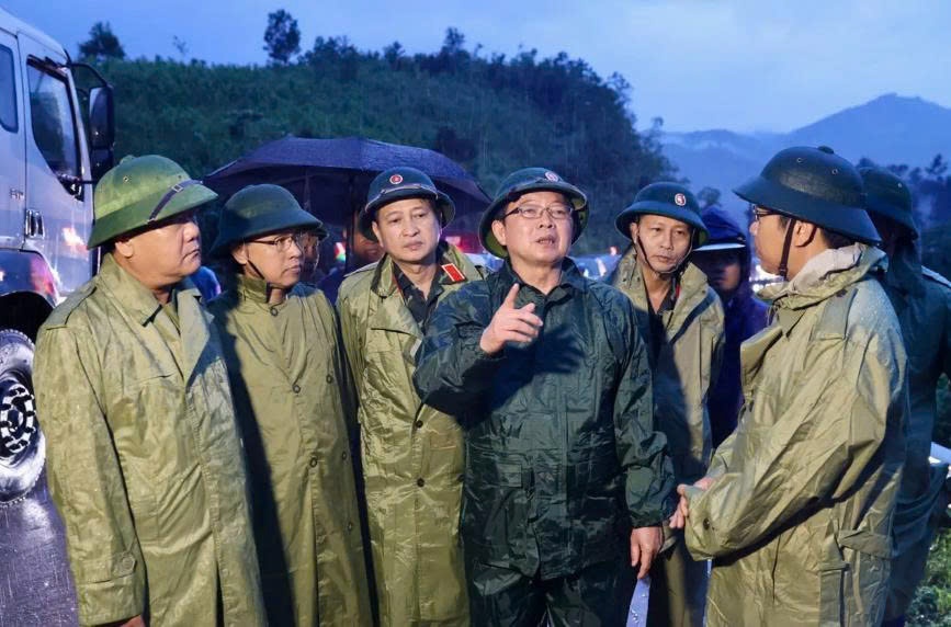 Phó Thủ tướng Hồ Quốc Dũng kiểm tra công tác ứng phó, khắc phục hậu quả mưa lũ tại Khánh Hoà.
