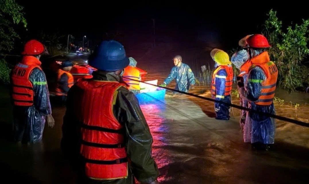 Lực lượng chức năng hỗ trợ, sơ tán người dân trong đêm