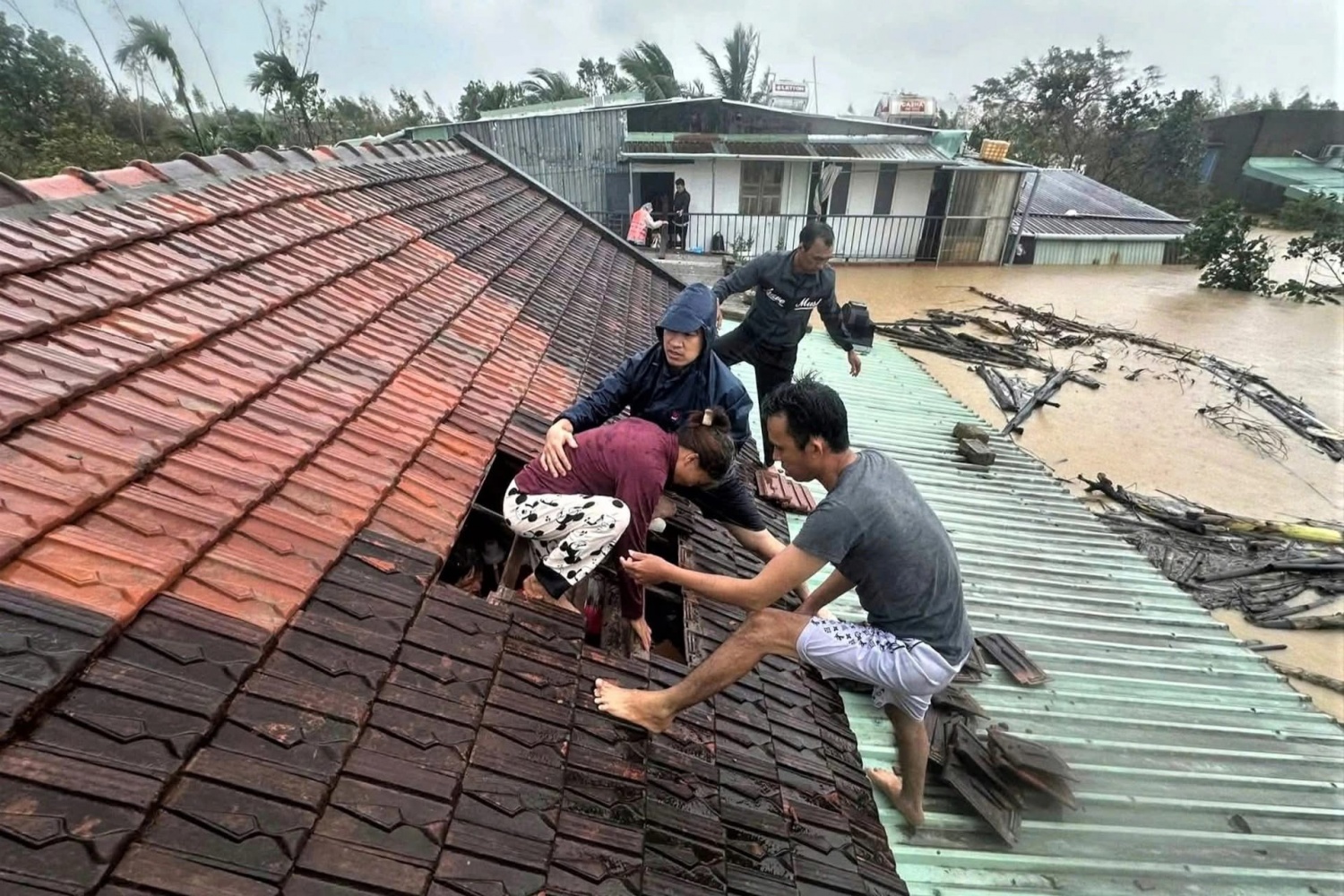 Nước lũ vượt đỉnh lịch sử, nhiều khu vực ở miền Trung - Tây Nguyên vẫn ngập sâu Nước lũ vượt đỉnh lịch sử, nhiều khu vực ở miền Trung - Tây Nguyên vẫn ngập sâu