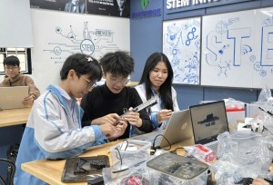 Học sinh Trường THPT chuyên Lam Sơn chủ động “mở khóa” phòng STEM