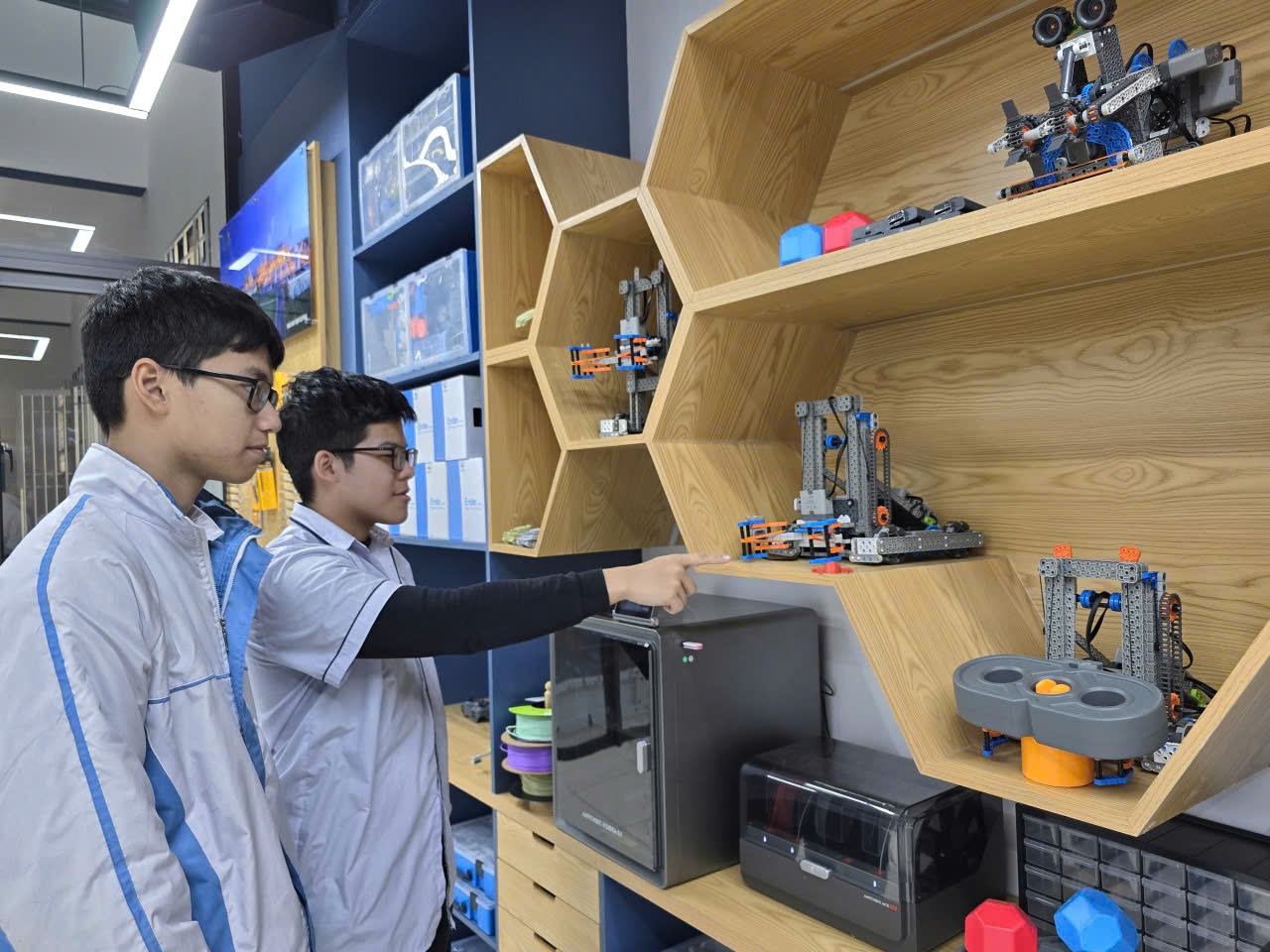 Học sinh Trường THPT chuyên Lam Sơn chủ động “mở khóa” phòng STEM