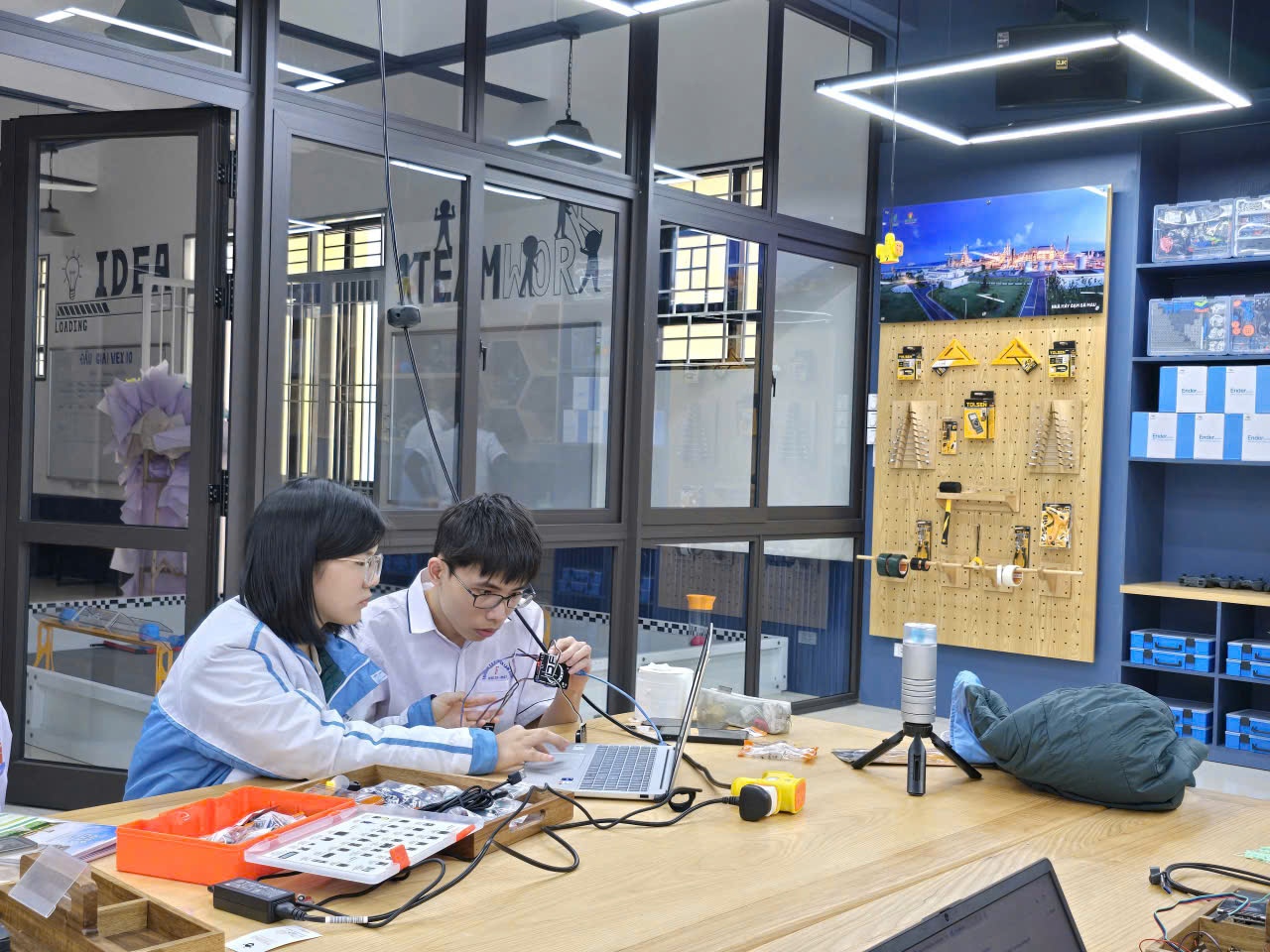 Học sinh Trường THPT chuyên Lam Sơn chủ động “mở khóa” phòng STEM