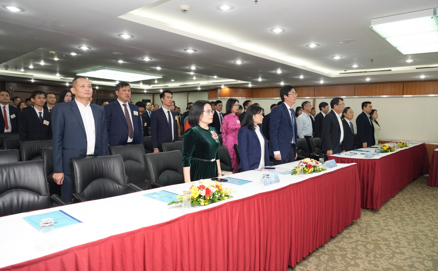 Các đại biểu thực hiện nghi thức chào cờ Các đại biểu thực hiện nghi thức chào cờ