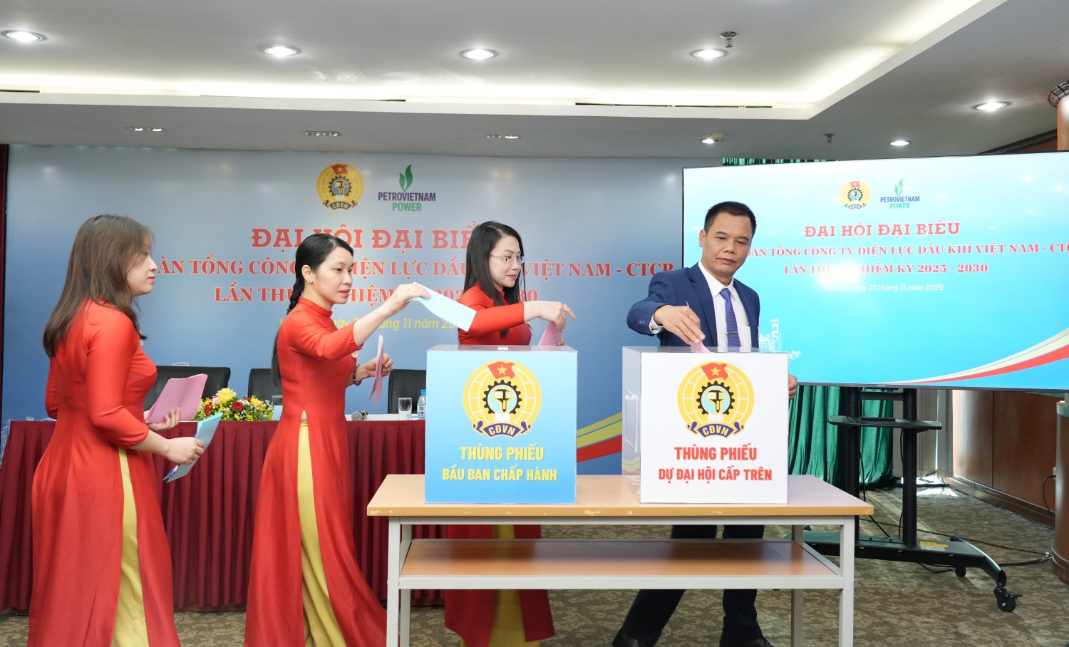 Các đại biểu bỏ phiếu bầu cử tại Đại hội. Các đại biểu bỏ phiếu bầu cử tại Đại hội.