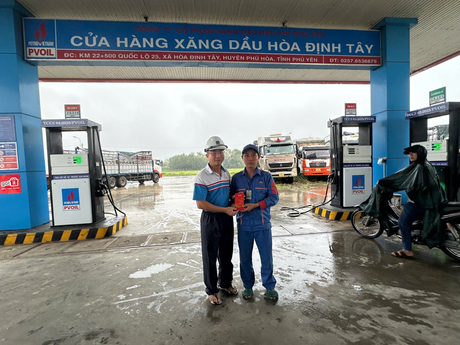 Nhân viên PVOIL dũng cảm cứu người trong cơn lũ dữ ở Đắk Lắk