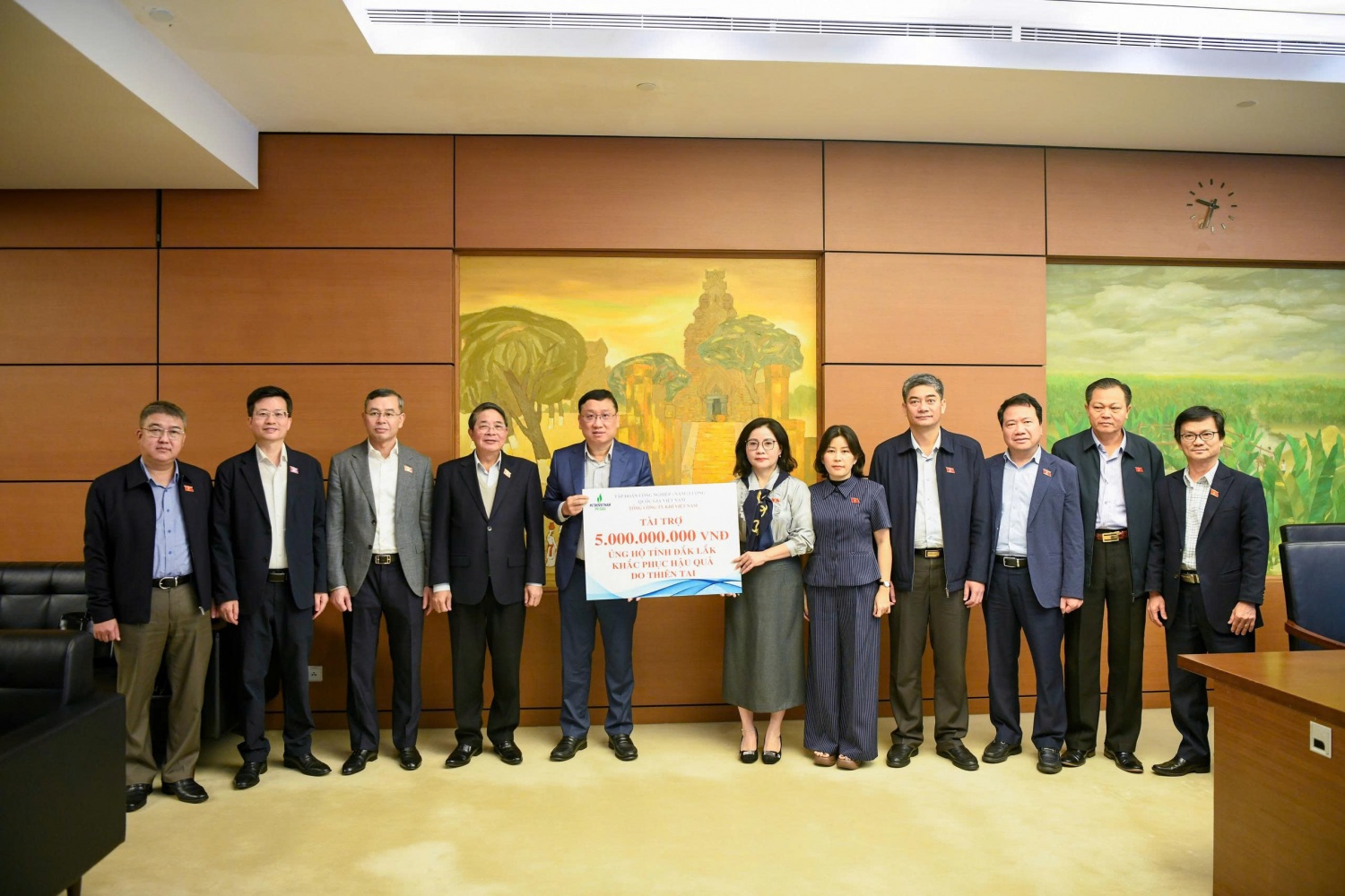 Ông Nguyễn Công Luận – Phó Tổng Giám đốc đại diện PV GAS trao tặng 5 tỷ đồng cho  tỉnh Đắk Lắk