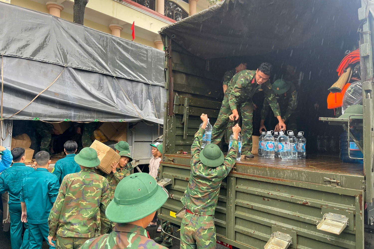 Bên cạnh hoạt động hỗ trợ nhu yếu phẩm đến với người dân tỉnh Đắk Lắk, Petrovietnam cũng sẽ tiếp tục thực hiện các chương trình an sinh xã hội để kịp thời hỗ trợ người dân tại các tỉnh/thành phố đang chịu ảnh hưởng nặng nề của thiên tai.