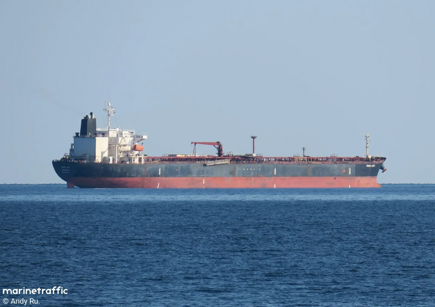 Khu trục hạm Mỹ chặn tàu chở dầu Nga tiến vào Venezuela