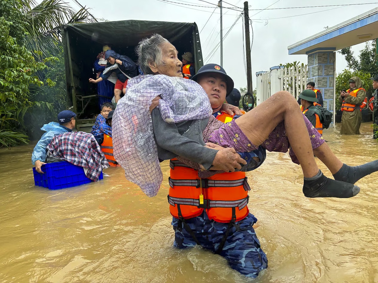 [Chùm ảnh] Petrovietnam chung tay cùng đất nước, hỗ trợ tỉnh Khánh Hòa khắc phục hậu quả mưa lũ