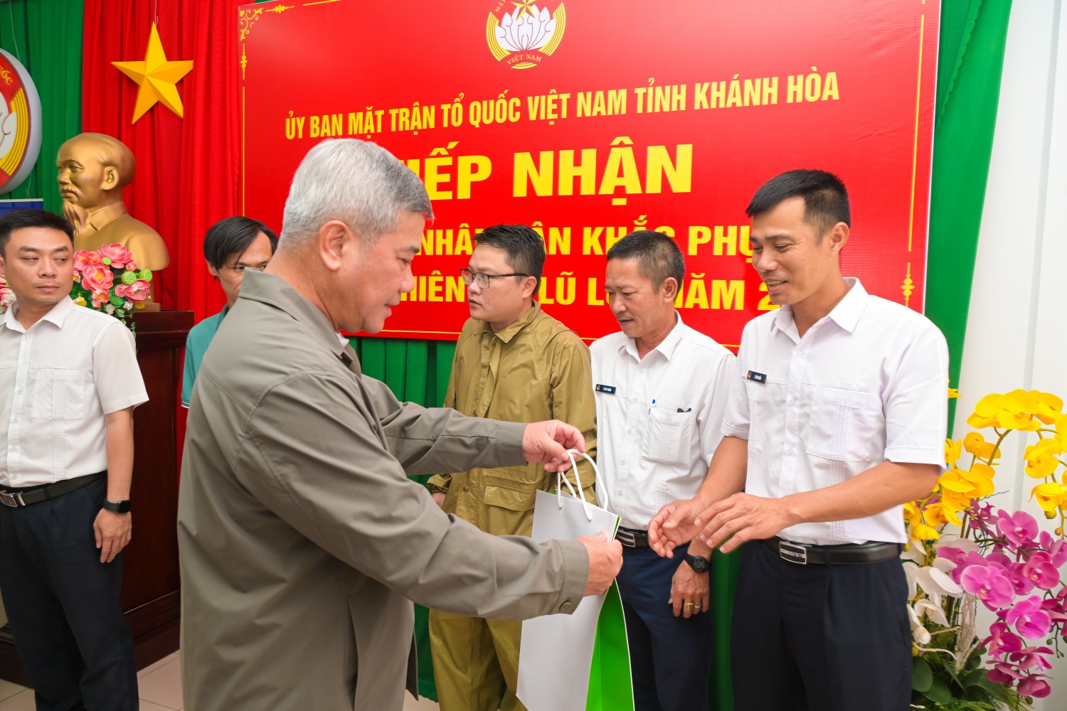 [Chùm ảnh] Petrovietnam chung tay cùng đất nước, hỗ trợ tỉnh Khánh Hòa khắc phục hậu quả mưa lũ