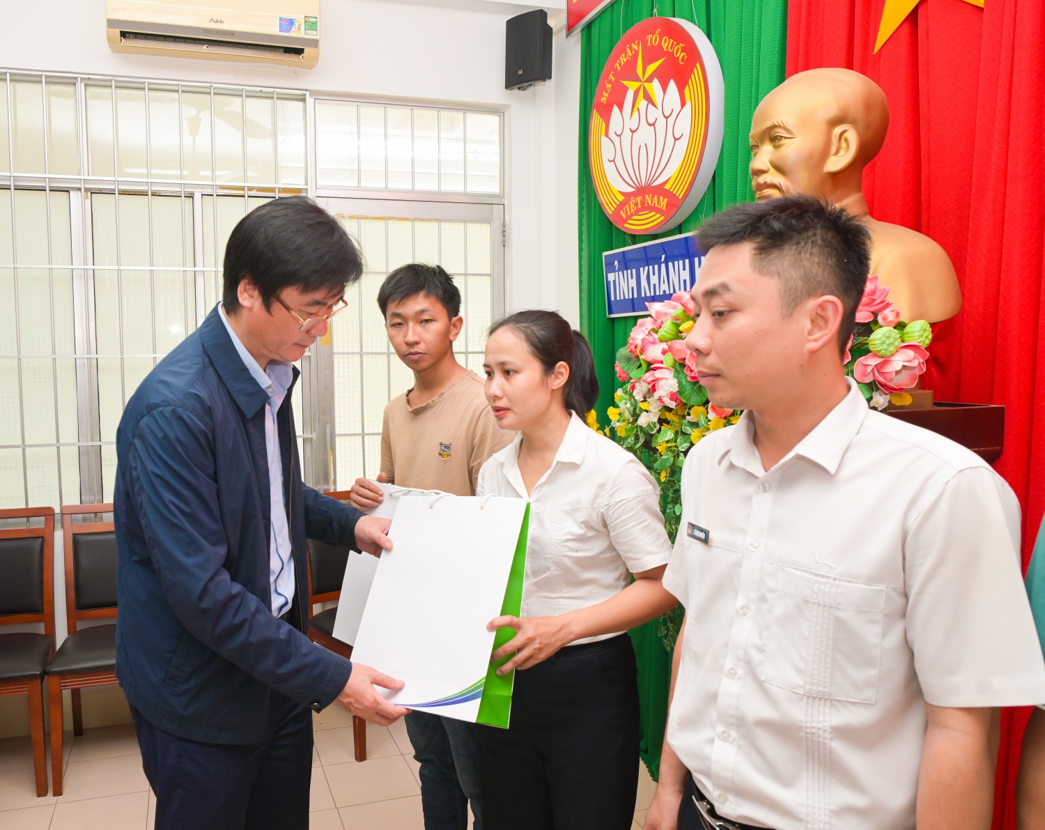 Petrovietnam chung tay cùng đất nước, hỗ trợ tỉnh Khánh Hòa khắc phục hậu quả mưa lũ