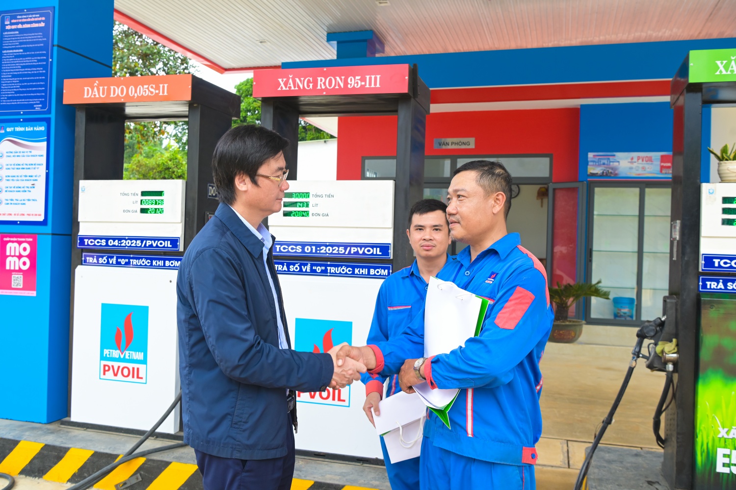 Petrovietnam chung tay cùng đất nước, hỗ trợ tỉnh Khánh Hòa khắc phục hậu quả mưa lũ