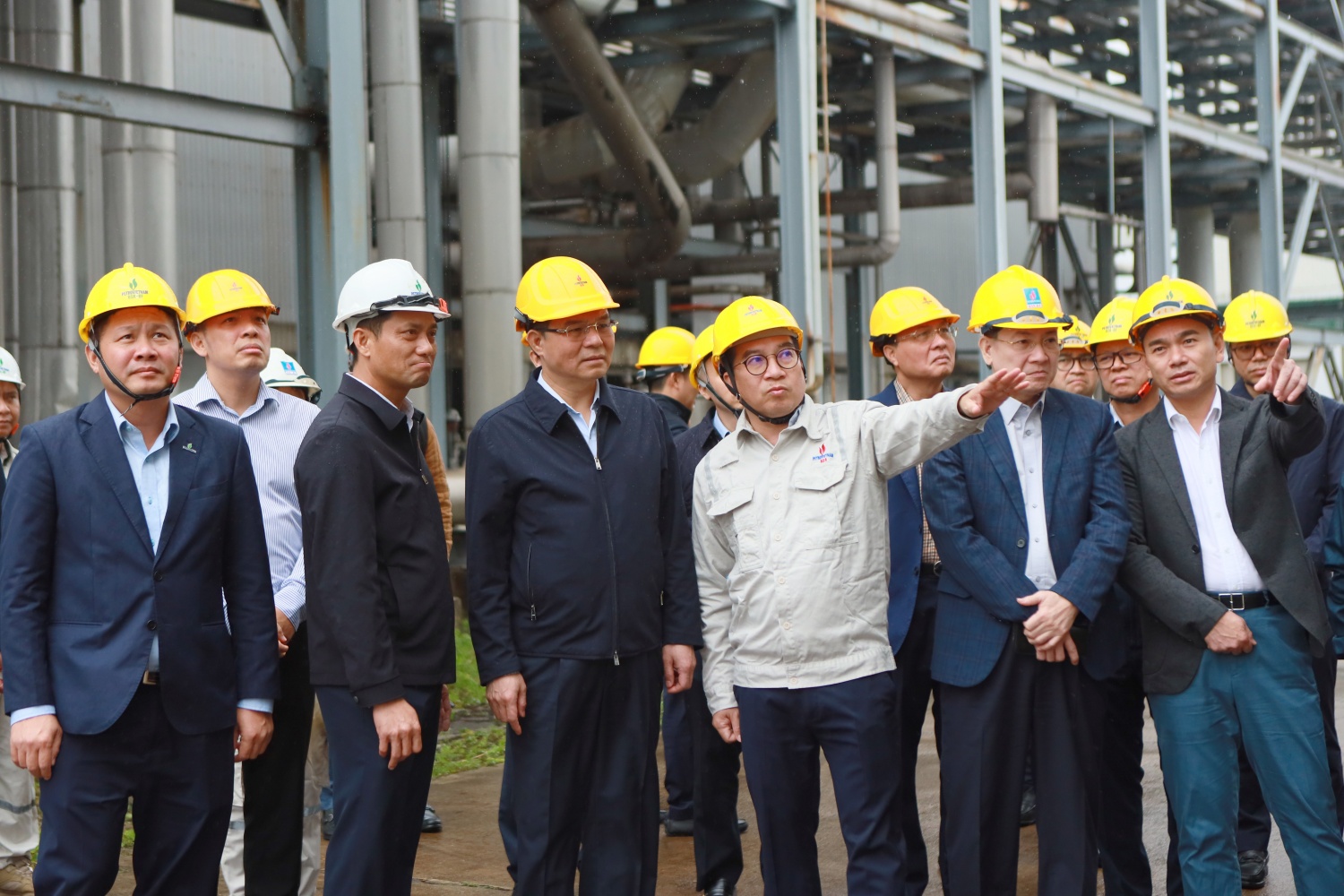 Chủ tịch HĐTV Petrovietnam Lê Mạnh Hùng (hàng đầu, thứ ba từ trái qua) kiểm tra công tác bảo dưỡng Nhà máy Ethanol Dung Quất