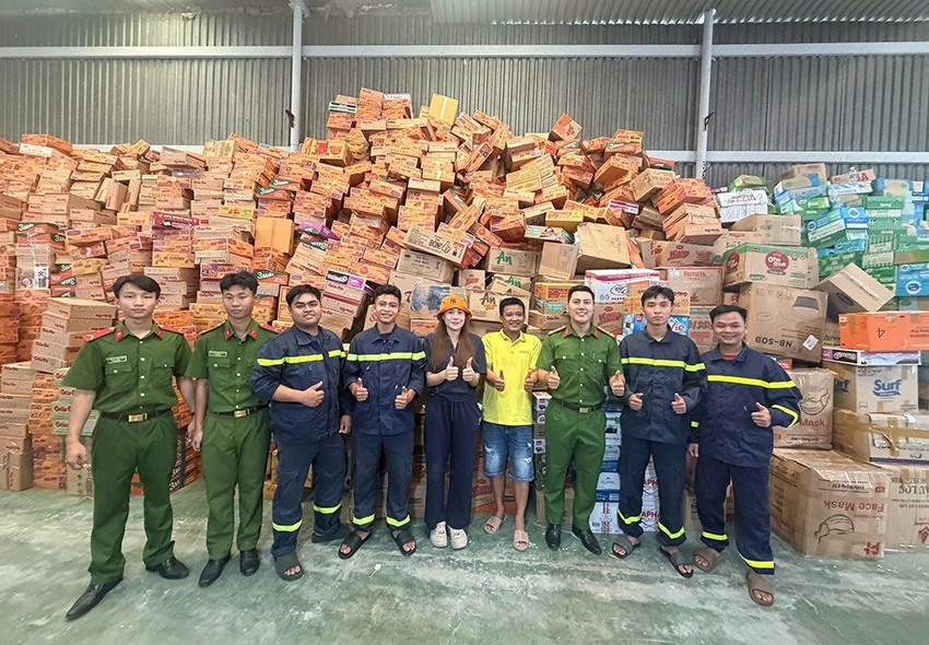 Người phụ nữ bán rau chở đầy ắp hàng cứu trợ gửi đồng bào miền Trung