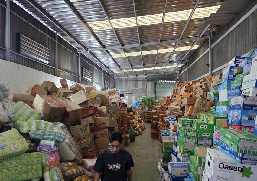 Người phụ nữ bán rau chở đầy ắp hàng cứu trợ gửi đồng bào miền Trung